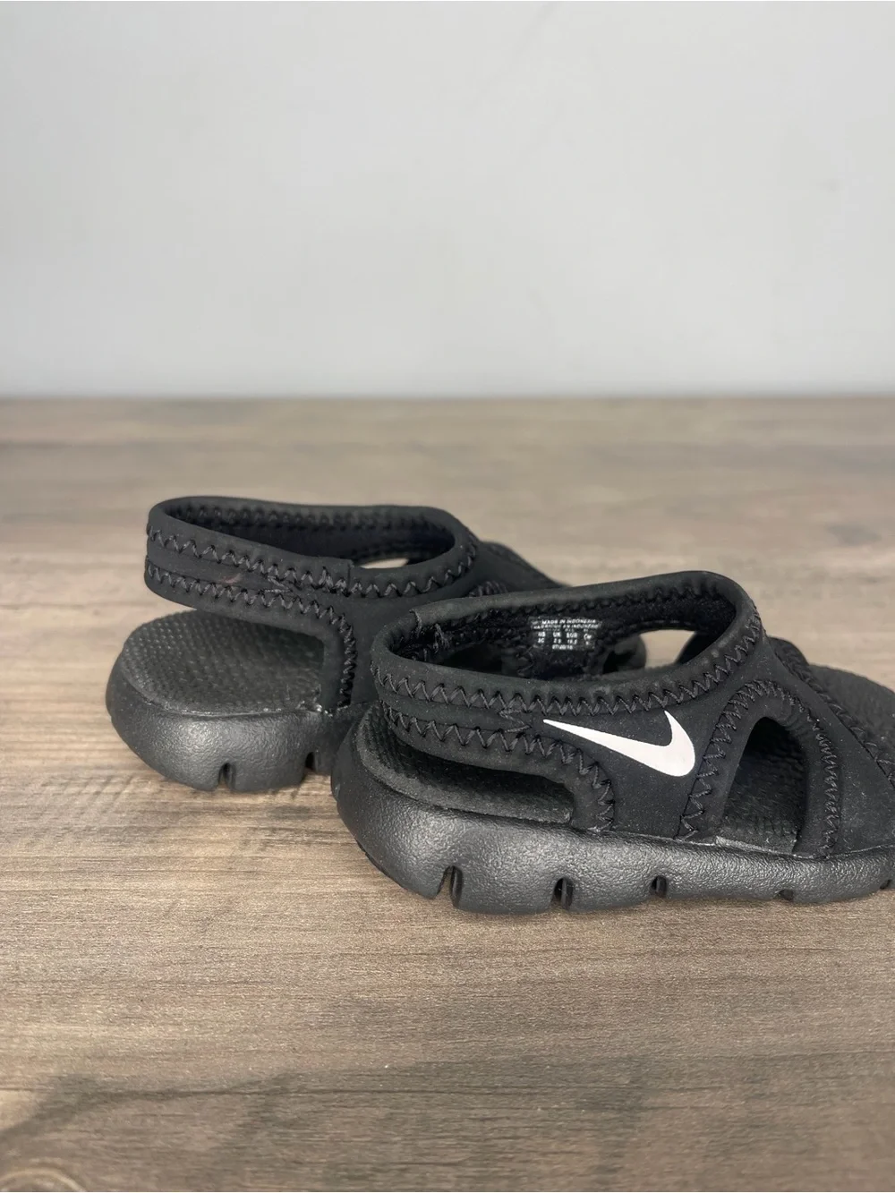 Boys Nike black white summer sandals size 3c 3 - Picture 3 of 6